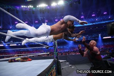 wwe-wrestlemania-34-the-new-day-vs-the-usos-c-vs-the-bludgeon-brothers-6-maxw-1280.jpg